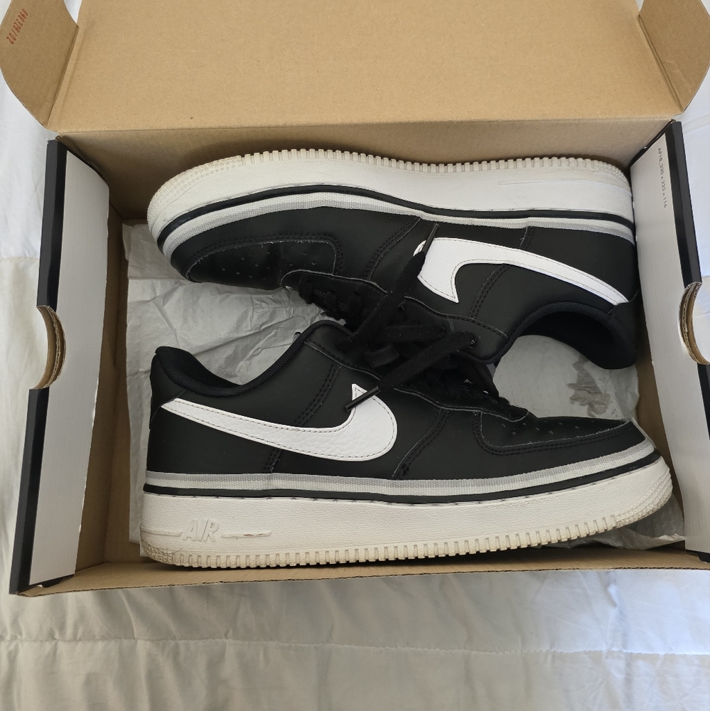Mens pre-owned black and white Nike Air Force 1's